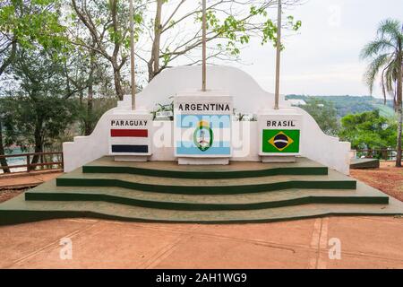 Puerto Iguazu, Argentina - Circa Ottobre 2019: Bandiere alla triplice frontiera, un tri-area di confine tra il Paraguay, Argentina e Brasile Foto Stock