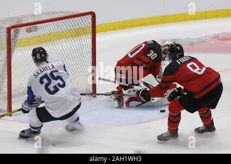 Ostrava, Repubblica Ceca. 23 Dic, 2019. L-R Antti Saarela (FIN), Joel Hofer (CAN) e Liam Foudy (CAN) in azione durante un confronto preliminare tra il Canada e la Finlandia prima del 2020 IIHF mondo junior di Hockey su ghiaccio campionati, a Ostrava, Repubblica Ceca, il 23 dicembre 2019. Credito: Petr Sznapka/CTK foto/Alamy Live News Foto Stock