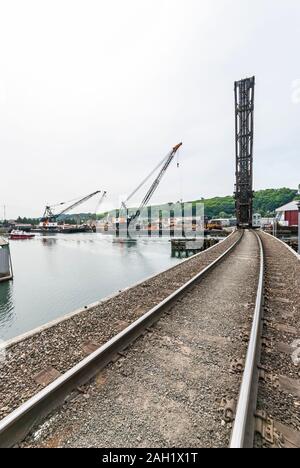 Ferrovia ponte levatoio vicino al cavalcavia sopra il morsetto 18 nella zona ovest di Seattle, Washington. Foto Stock