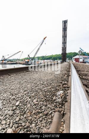 Ferrovia ponte levatoio vicino al cavalcavia sopra il morsetto 18 nella zona ovest di Seattle, Washington. Foto Stock