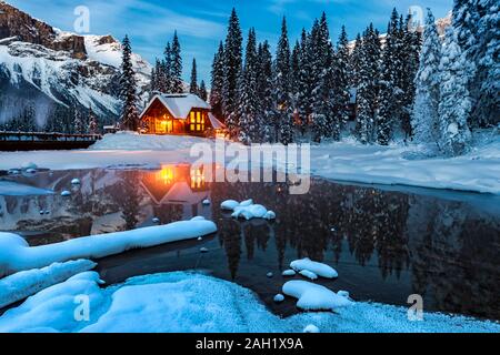 Emerald Lake Lodge in inverno, il Lago di Smeraldo, Parco Nazionale di Yoho, British Columbia Foto Stock