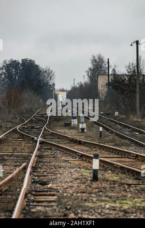 Il traffico ferroviario di luce con un blu segnale standard. Semaforo sulla ferrovia incrocio su uno sfondo sfocato. Infrastruttura ferroviaria vecchia in Est Europa. Foto Stock