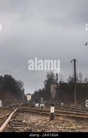 Il traffico ferroviario di luce con un blu segnale standard. Semaforo sulla ferrovia incrocio su uno sfondo sfocato. Infrastruttura ferroviaria vecchia in Est Europa. Foto Stock