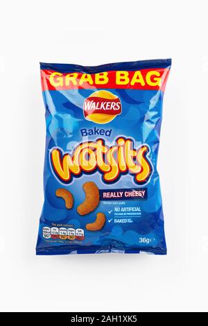 Un grab bag pacchetto di camminatori Wotsits croccantini shot su uno sfondo bianco. Foto Stock