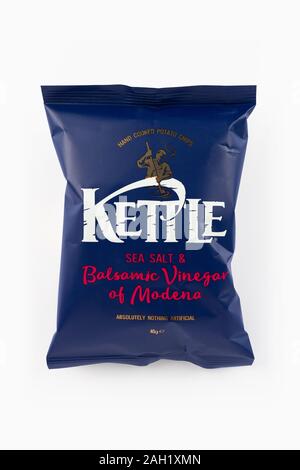Un pacchetto di bollitore mare sale e aceto balsamico di Modena le patatine shot su uno sfondo bianco. Foto Stock
