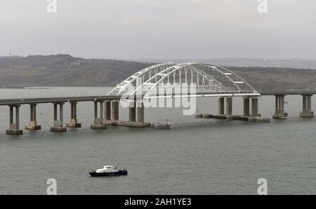 Taman, Russia. 23 dicembre, 2019. Vista aerea dell'appena inaugurato il ponte di Crimea attraverso il Kerch stretto collegamento di Crimea a Krasnodar prima del treno inaugurale il servizio inizia il 23 dicembre 2019 in Taman, Russia. Il 19km ponte è il più lungo in Europa e fu completata cinque anni dopo la Russia annesse il Mar Nero penisola. Credito: Aleksey Nikolskyi Cremlino/Piscina/Alamy Live News Foto Stock