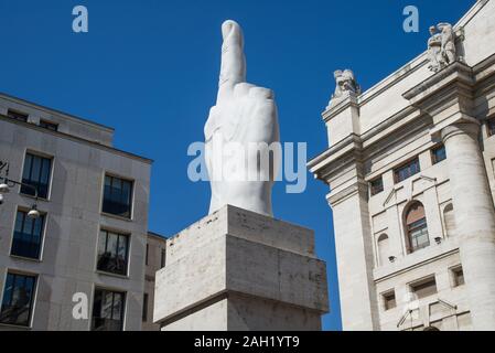 Milano Italia,21 marzo 2019:scultura dell'artista italiano Maurizio Cattelan'L.C.V.E.' acronimo di 'libertà,l'odio,la vendetta,l'eternità"anche chiamato 'Il dito". Foto Stock