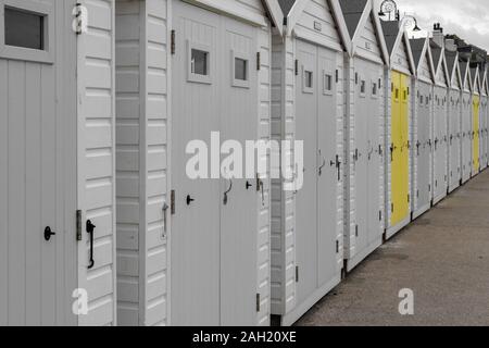 Colorsplash di una fila di cabine sulla spiaggia, a Lyme Regis nel Dorset. Foto Stock