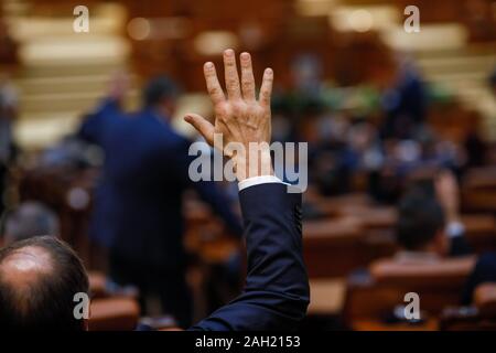 I membri del parlamento rumeno voto alzando le mani Foto Stock