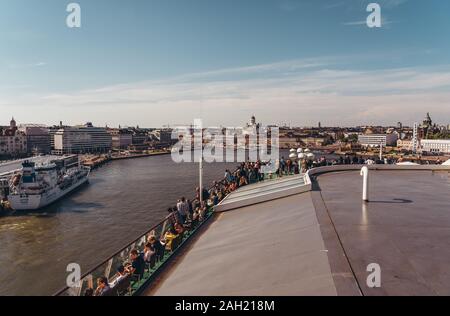 06.19.2019 Redazione Helsinki Finlandia traghetti Silja Serenade lasciando la porta con i passeggeri sul ponte godendo il tempo in estate Foto Stock