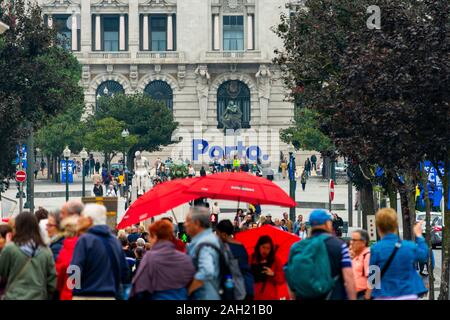 La città di Porto pieno di turisti in un giorno di pioggia. Foto Stock