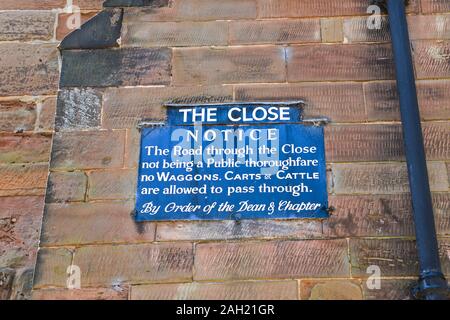 Un segno a chiudere dicendo che la strada non è una strada pubblica, nella motivazione di Lichfield Cathedral, Lichfield, Staffordshire, Inghilterra, Regno Unito. Foto Stock