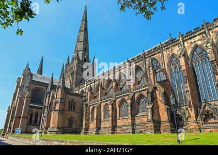 Lichfield Cathedral, il solo inglese medievale Cattedrale con tre guglie è situato a Lichfield, Staffordshire, Inghilterra, Regno Unito. Foto Stock