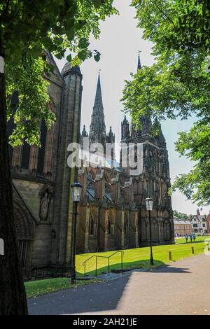 Lichfield Cathedral, il solo inglese medievale Cattedrale con tre guglie è situato a Lichfield, Staffordshire, Inghilterra, Regno Unito. Foto Stock