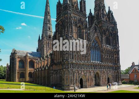 Il fronte ovest di Lichfield Cathedral, il solo inglese medievale Cattedrale con tre guglie è situato a Lichfield, Staffordshire, Inghilterra, Regno Unito. Foto Stock