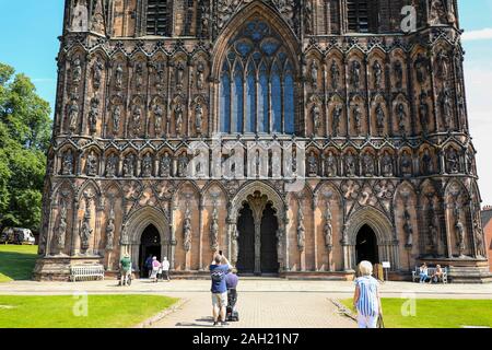 Il fronte ovest di Lichfield Cathedral, il solo inglese medievale Cattedrale con tre guglie è situato a Lichfield, Staffordshire, Inghilterra, Regno Unito. Foto Stock