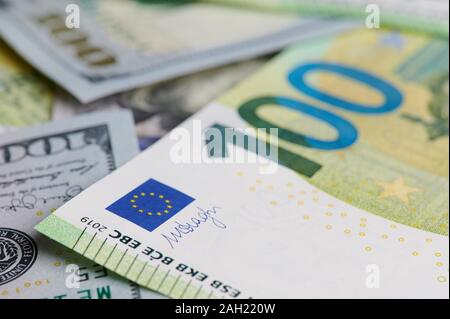 Euro e Dollaro denaro macro sfondo vista ravvicinata Foto Stock