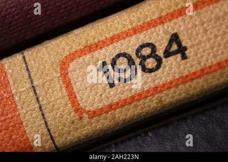 1984 George Orwell titolo stampato nel libro della colonna vertebrale, close-up Foto Stock