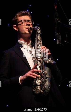 Sean Payne gioca sax alto con Clark Tracey Quintet, Scarborough Jazz Festival 2019 Foto Stock