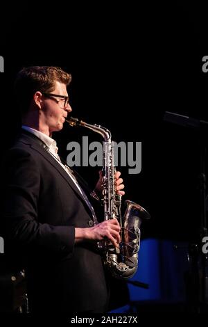 Sean Payne gioca sax alto con Clark Tracey Quintet, Scarborough Jazz Festival 2019 Foto Stock