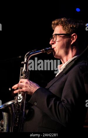 Sean Payne gioca sax alto con Clark Tracey Quintet, Scarborough Jazz Festival 2019 Foto Stock