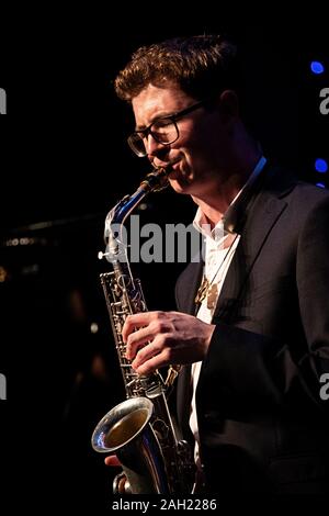 Sean Payne gioca sax alto con Clark Tracey Quintet, Scarborough Jazz Festival 2019 Foto Stock