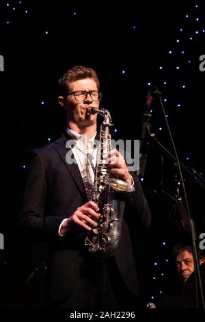 Sean Payne gioca sax alto con Clark Tracey Quintet, Scarborough Jazz Festival 2019 Foto Stock