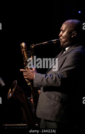 Toni Kofi gioca sax baritono a Scarborough Jazz Festival 2019 Foto Stock