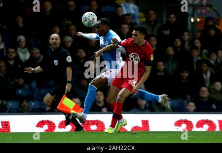 Blackburn Rovers' Ryan Nyambe (sinistra) e Wigan Athletic's Antonee Robinson (destra) battaglia per la sfera durante il cielo di scommessa match del campionato a Ewood Park di Blackburn. Foto Stock