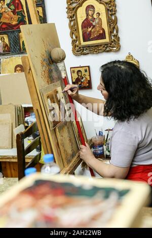 Kalabaka, Grecia - 18 maggio 2011: artista icone di verniciatura in iconografia studio in Kalabaka, Trikala unità regionali, Grecia Foto Stock