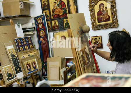 Kalabaka, Grecia - 18 maggio 2011: artista icone di verniciatura in iconografia studio in Kalabaka, Trikala unità regionali, Grecia Foto Stock