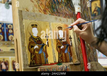 Kalabaka, Grecia - 18 maggio 2011: artista icone di verniciatura in iconografia studio in Kalabaka, Trikala unità regionali, Grecia Foto Stock