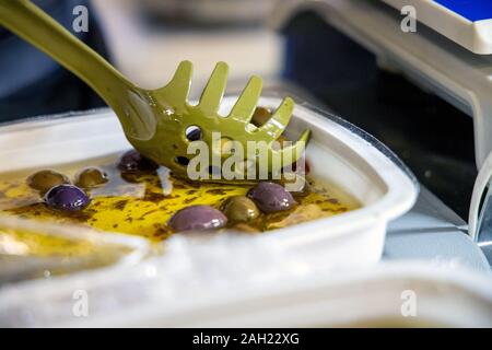 Big green olive in salamoia. Foto Stock