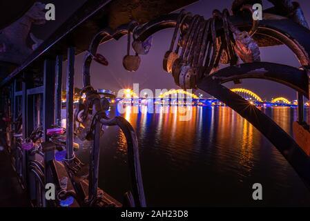 Vista notturna del drago ponte sopra il fiume Han di Da Nang, Vietnam Foto Stock