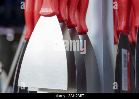 Più spatole appeso sul contatore. Nuovo inutilizzato. La foto è stata scattata nella parte anteriore del negozio. Foto Stock