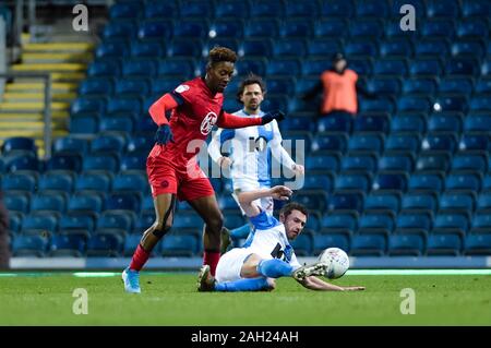 BLACKBURN, Inghilterra - dicembre 23RD Wigan Athletic avanti Jamal Lowe e Blackburn Rovers centrocampista Corry Evans durante il cielo di scommessa match del campionato tra Blackburn Rovers e Wigan Athletic a Ewood Park di Blackburn lunedì 23 dicembre 2019. (Credit: Andy Whitehead | MI News) La fotografia può essere utilizzata solo per il giornale e/o rivista scopi editoriali, è richiesta una licenza per uso commerciale Credito: MI News & Sport /Alamy Live News Foto Stock