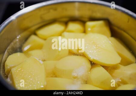 Pealed le patate in una pentola con acqua Foto Stock