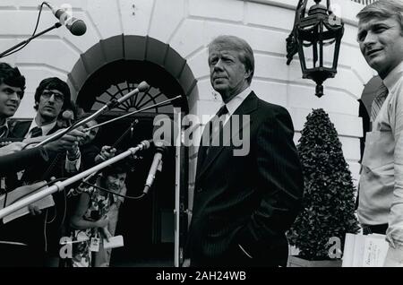 Giugno 06, 1977 - Washington, DC, Stati Uniti d'America - il presidente Jimmy Carter si arresta e i colloqui per la stampa come premere il Segretario Jody Powell, destra, guarda a. (Credito Immagine: © Keystone Press Agency/Keystone USA via ZUMAPRESS.com) Foto Stock