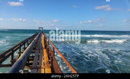 Esplorare Tel Aviv in una giornata calda e soleggiata Foto Stock