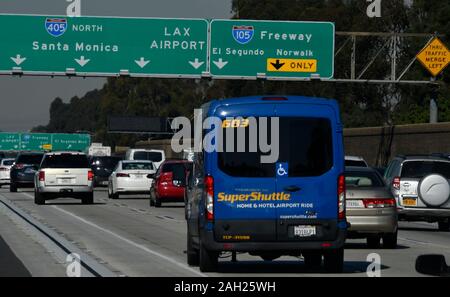 Uno dei pochi furgoni SuperShuttle visto che rende il modo di LAX in questa stagione come la navetta business si sta spegnendo il suo ride-condividere van e Execucar nero auto service di LAX a Dic. 31st. SuperShuttle, la cui onnipresente blue furgoni affollato aeroporto passi carrai per decenni nei giorni prima di Uber e Lyft, si sta spegnendo le operazioni a LAX dopo Dec. 31st. Los Angeles CA/STATI UNITI D'AMERICA. Dic 19, 2019. Credit: Gene Blevins/ZUMA filo/Alamy Live News Foto Stock