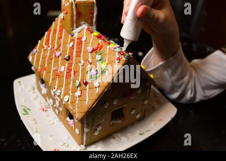 I bambini costruiscono i loro molto prima di Gingerbread House Foto Stock