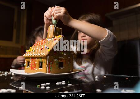 I bambini costruiscono i loro molto prima di Gingerbread House Foto Stock