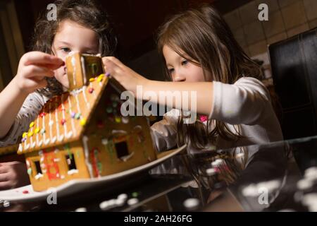 I bambini costruiscono i loro molto prima di Gingerbread House Foto Stock