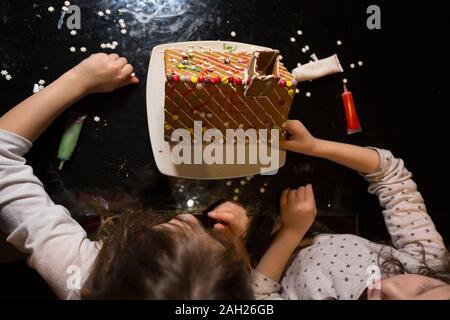 I bambini costruiscono i loro molto prima di Gingerbread House Foto Stock