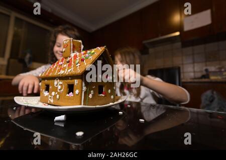 I bambini costruiscono i loro molto prima di Gingerbread House Foto Stock