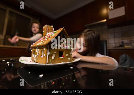 I bambini costruiscono i loro molto prima di Gingerbread House Foto Stock