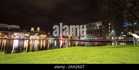 Waterfront bar di notte a Lincoln, Regno Unito Foto Stock