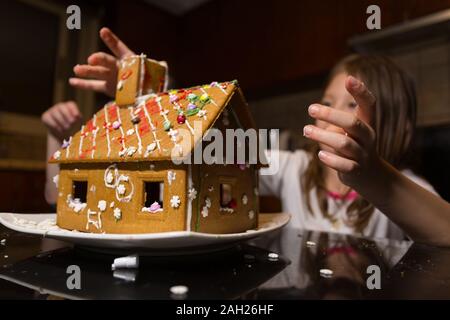 I bambini costruiscono i loro molto prima di Gingerbread House Foto Stock