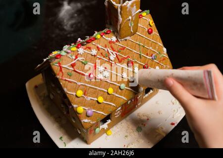 I bambini costruiscono i loro molto prima di Gingerbread House Foto Stock