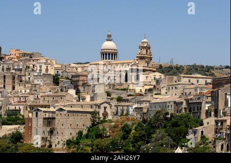 Italia Sicilia Ragusa , 03 luglio 2007: Panoramica di Ragusa e la Cattedrale di San Giorgio Foto Stock